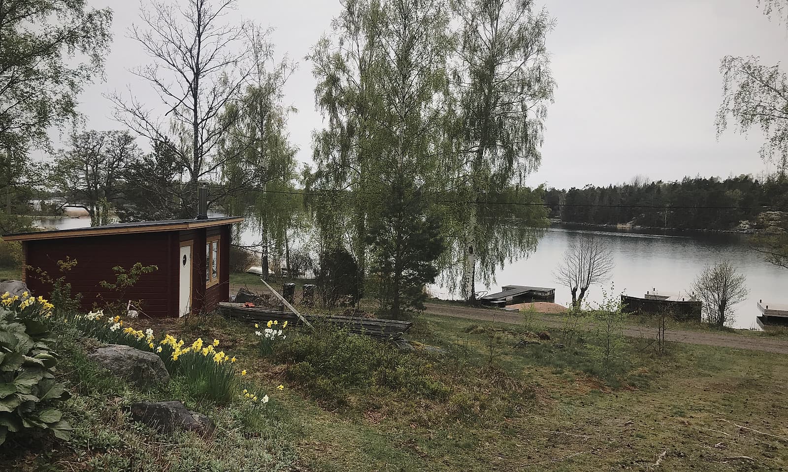 Kvädö Sauna – röd trästuga i skogen